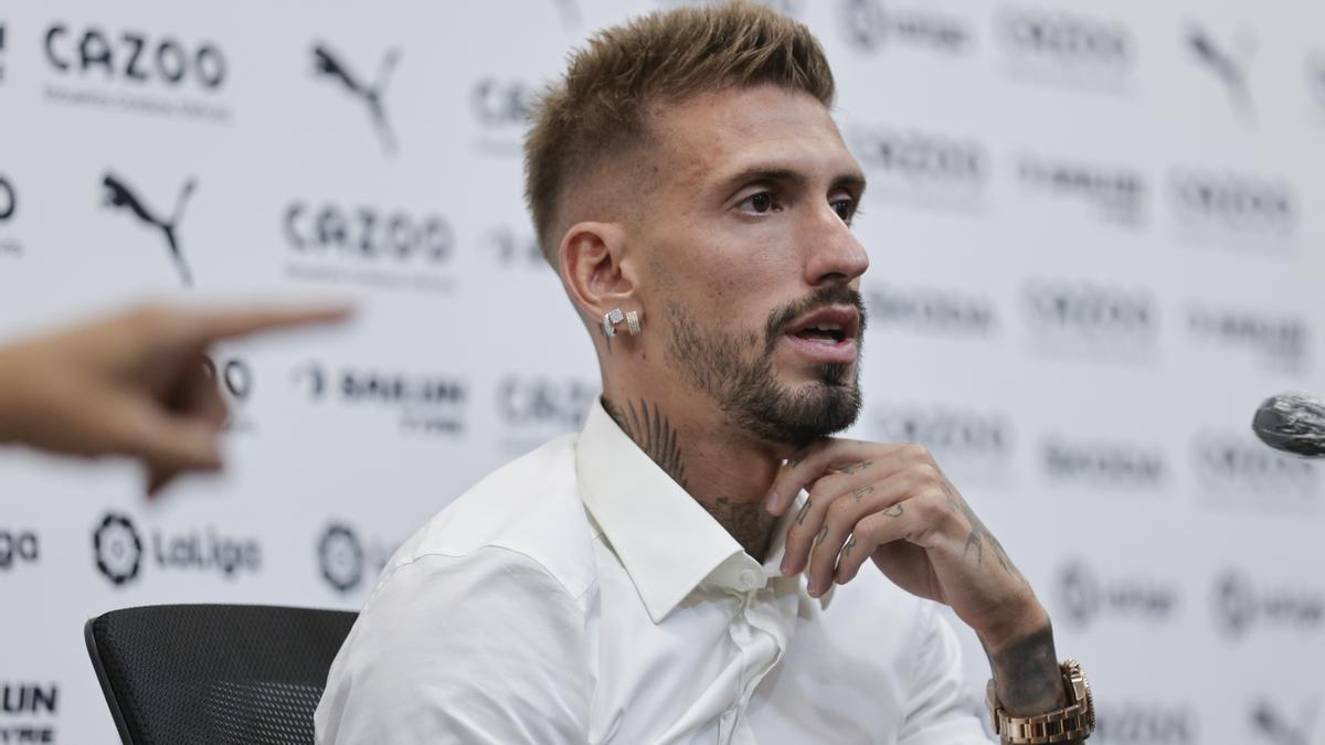 Samu Castillejo durante su presentación con el Valencia