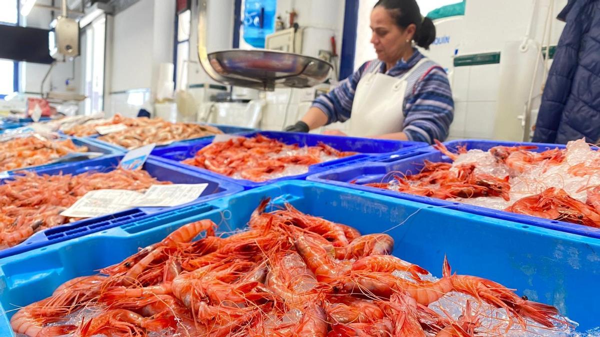 Un puesto de pescado y marisco en el mercado municipal de Dénia.