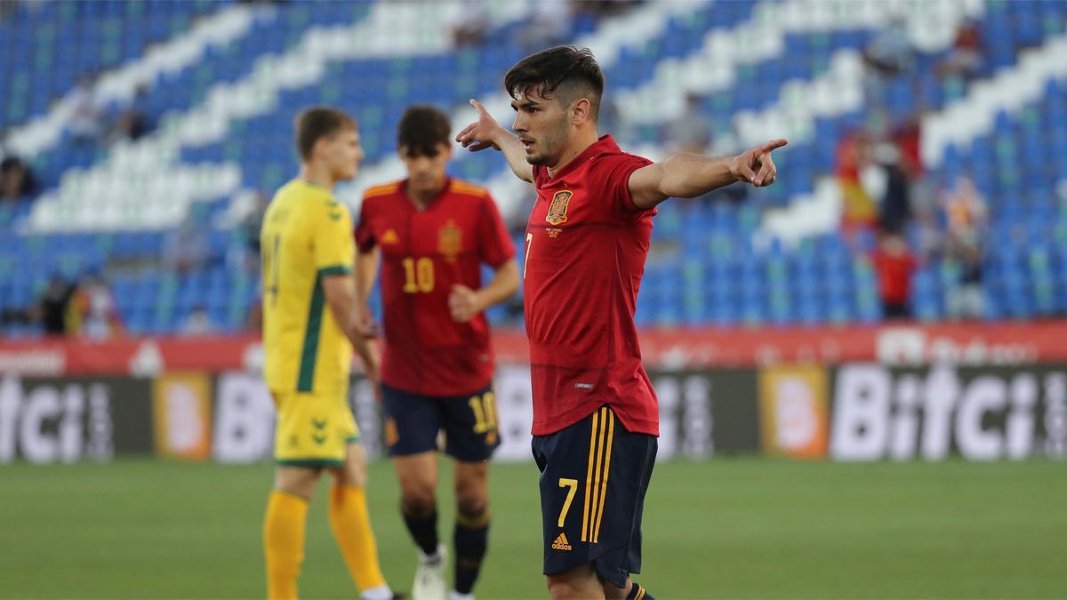 Brahim Díaz celebra un gol en el España - Lituania
