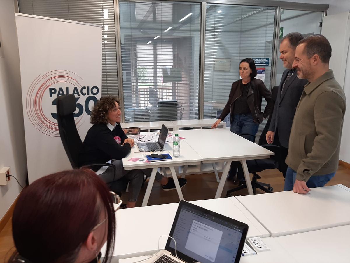 Por la izquierda, Nazarena Cetrulo, sentada, recibe la visita de Marta Piquero, técnica del Servicio de Promoción Económica de Siero; Carlos Paniceres y Ángel García en el espacio de coworking de la Pola.