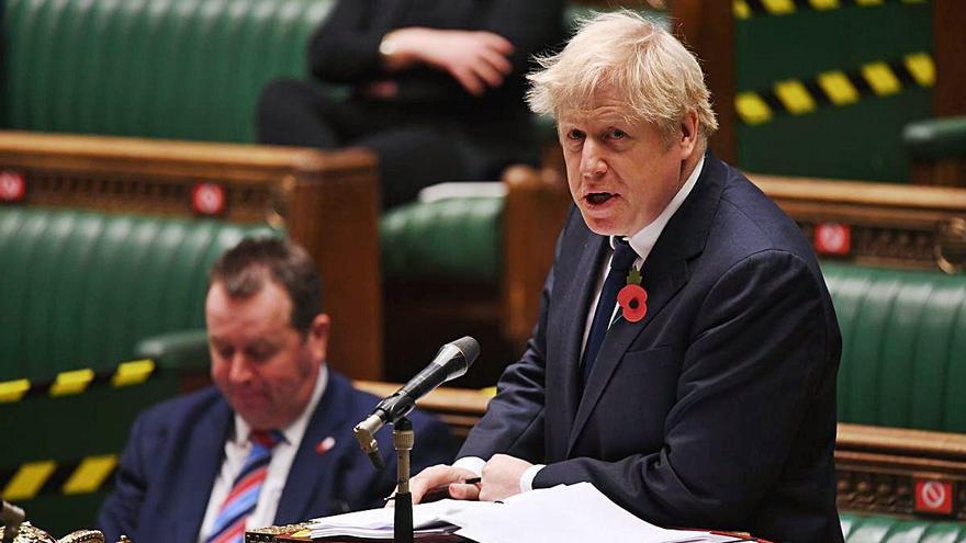 Boris Johnson intervenint ahir al parlament britànic.