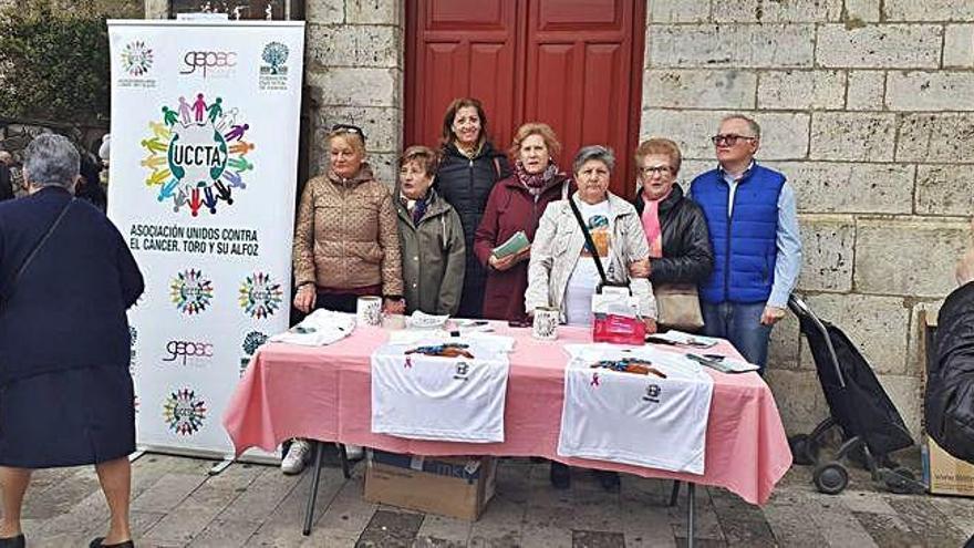 Mesa informativa de Uccta en la plaza de Santa Marina de Toro.