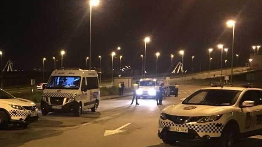 Agentes realizan el test de alcoholemia en la avenida de Gijón.