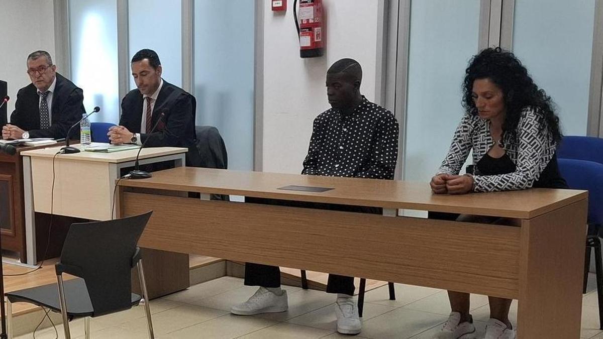 Los dos acusados, a la derecha de la imagen, el día que comenzó el juicio en la Audiencia Provincial.