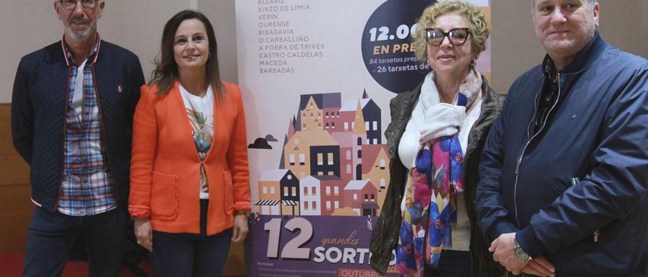 Beatriz Gómez (segunda por la izquierda) con miembros de su directiva. |   // IÑAKI OSORIO