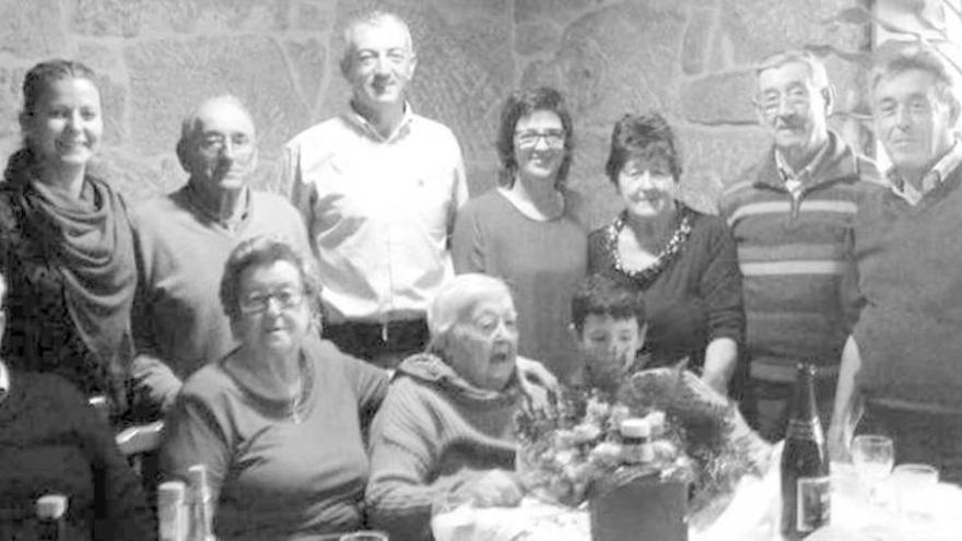 Jaime Carrera, primero por la derecha, junto a sus hermanos y cuñados y el exalcalde Fernando Guitián y dos concejalas, en la fiesta del 103 aniversario de su madre, en el centro.