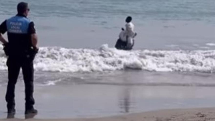 Manteros huyen de la policía en Tenerife y esta es la reacción de los que graban