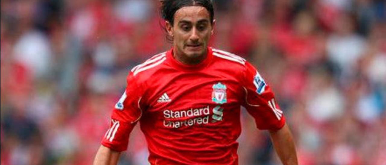 Alberto Aquilani con la elástica del Liverpool en el mítico Wembley.