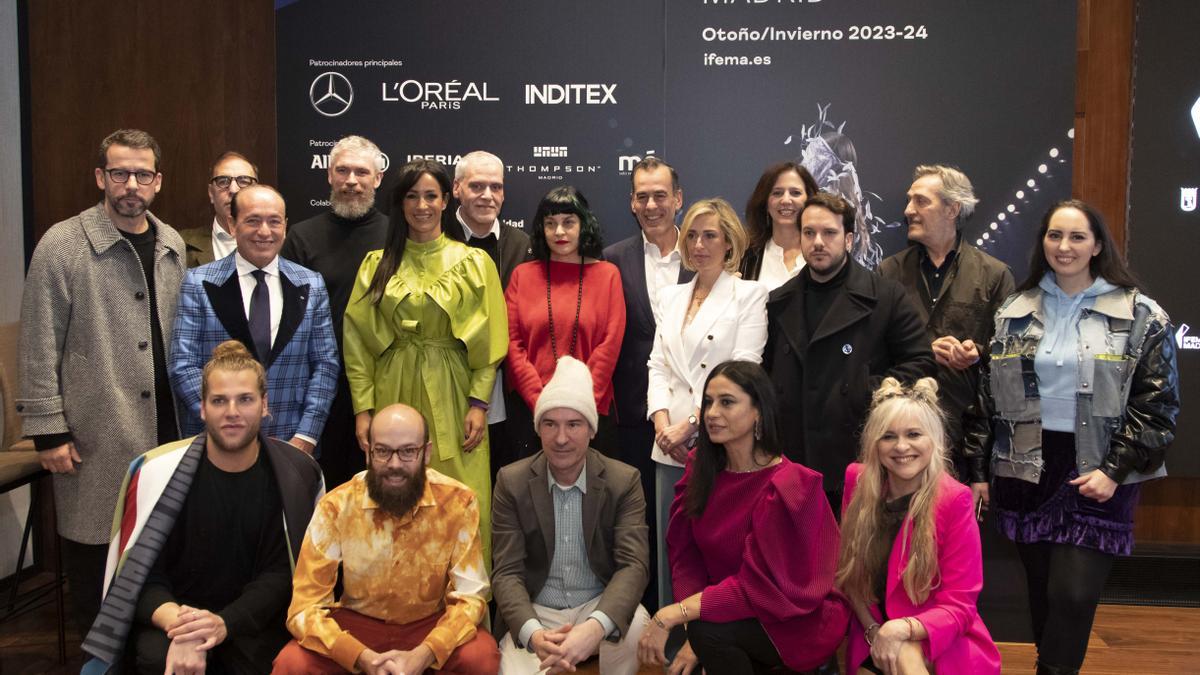 Begoña Villacís, vicealcaldesa del Ayuntamiento de Madrid y Juan Arrizabalaga, director general de IFEMA MADRID con algunos de los diseñadores que participarán en la MBFWMadrid