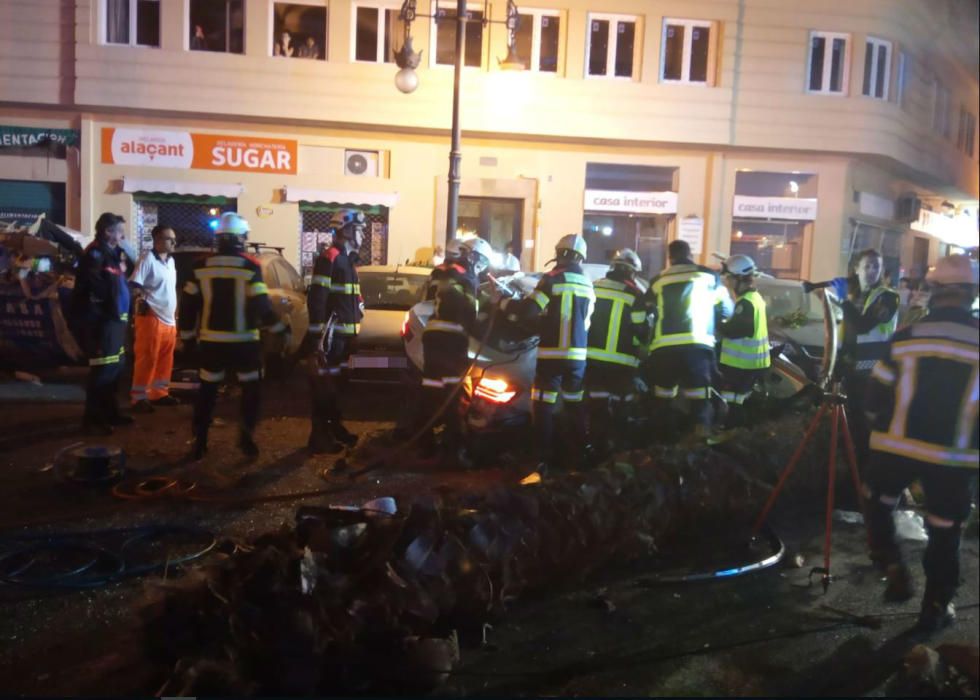 Los bomberos rescatan al conductor del turismo accidentado en la Gran Vía.