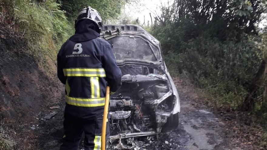 Un bombero apaga el incendio.