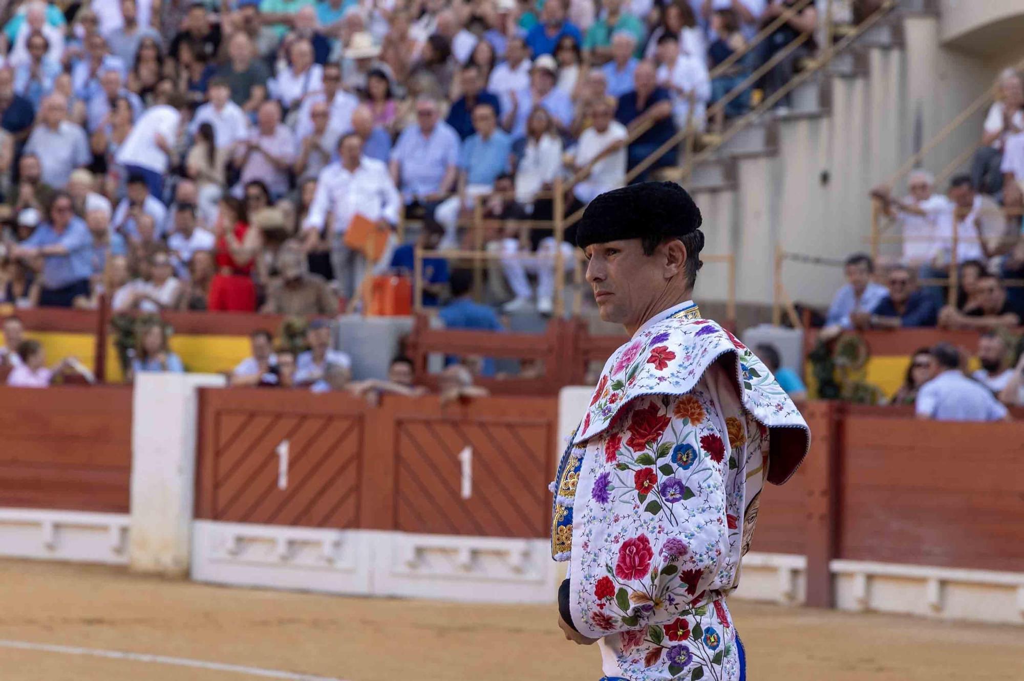 Manzanares culmina una de sus mejores tardes y sale a hombros en la Feria de Hogueras de Alicante 2025