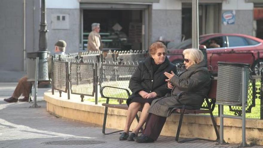 Dos mujeres sentadas en la rotonda de la plaza de Crist Rei de Gandia, en una imagen de archivo.