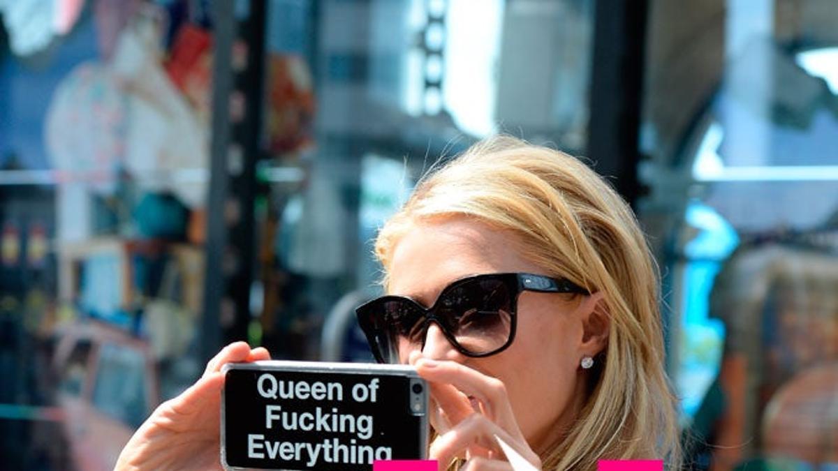 Paris Hilton haciendo una foto con el móvil en las calle de Liverpool
