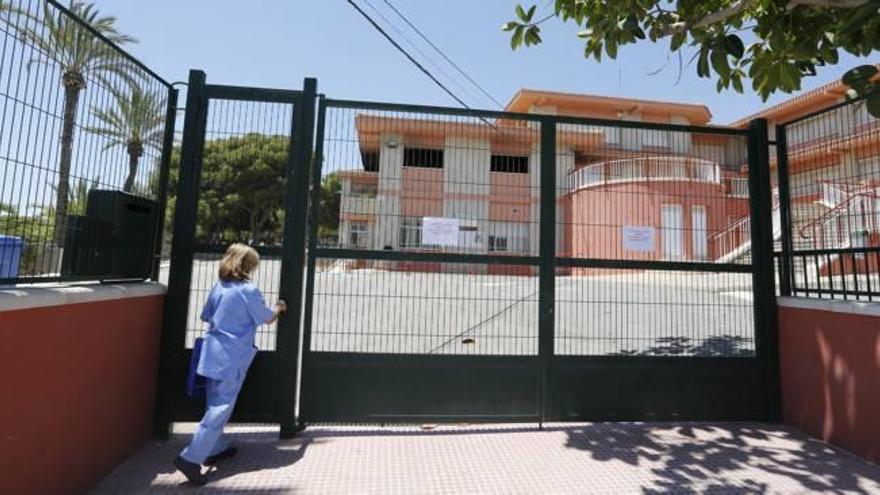 Una mujer entrando en el colegio que ayer suspendió sus clases por el incendio.