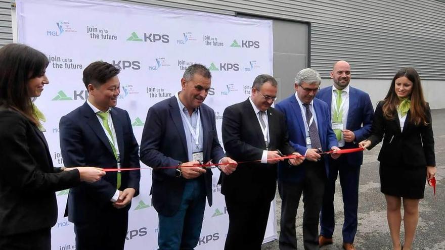 Por la izquierda, Jackie Ip, Mino García, Isaac Pola, Mariano Marín y José María García, cortan la cinta de la ampliación de KPS en Argame.