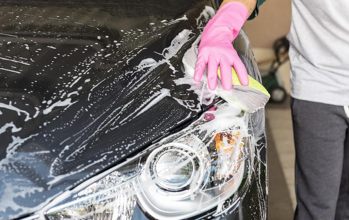 El lavado del vehículo debe realizarse con un champú para coches