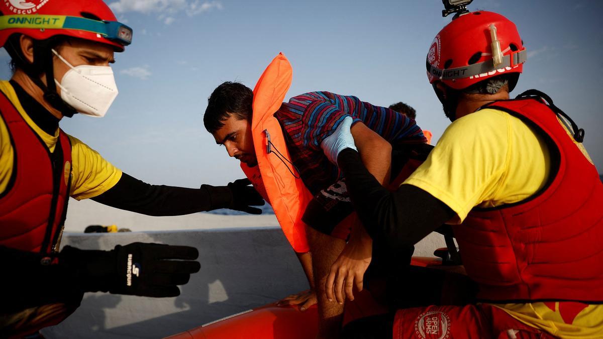 La ONG Open Arms al rescate de una patera en el Mediterráneo