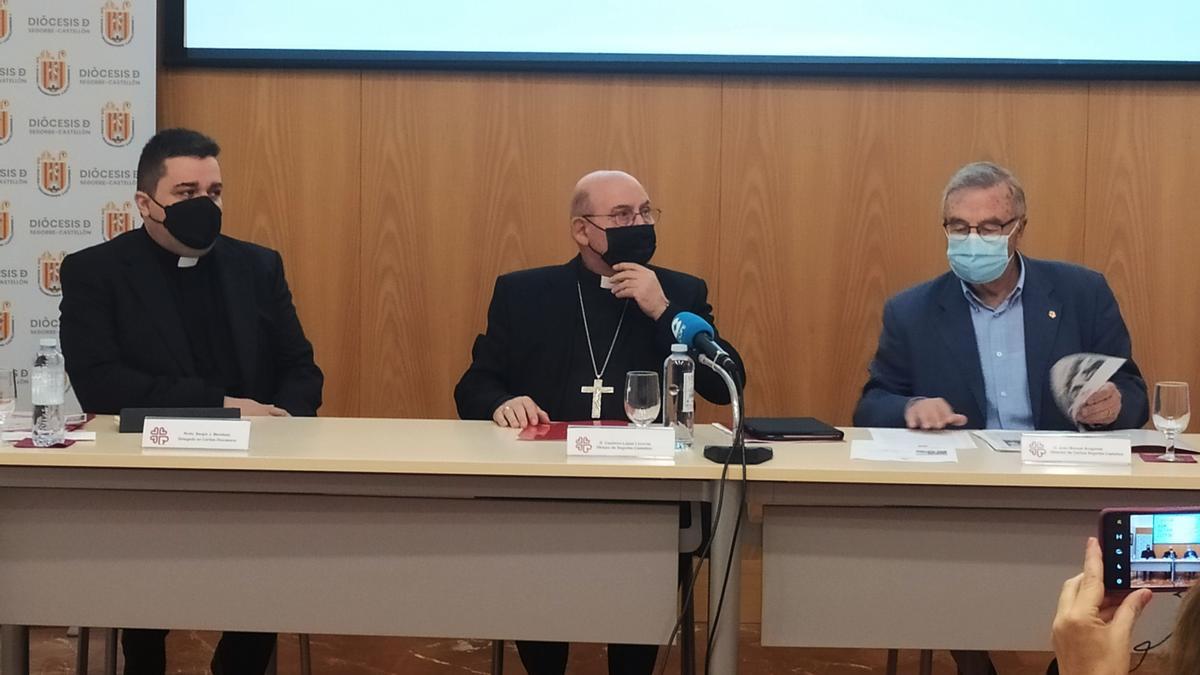 Rueda de prensa del obispo Casimiro López (c), el presidente de Caritas Segorbe Castellón, Juan Manuel Aragonés (d), y el delegado de Caritas Diocesana, Sergio Mendoza (i).