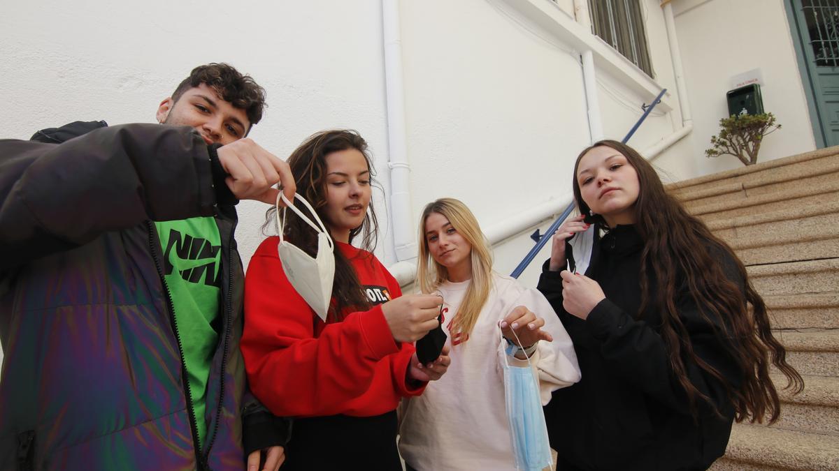 Alumnos de un instituto en el primer día sin mascarillas.