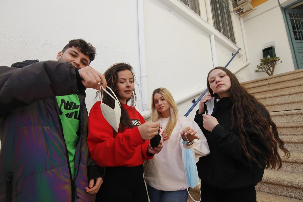 Alumnos de un instituto en el primer día sin mascarillas.