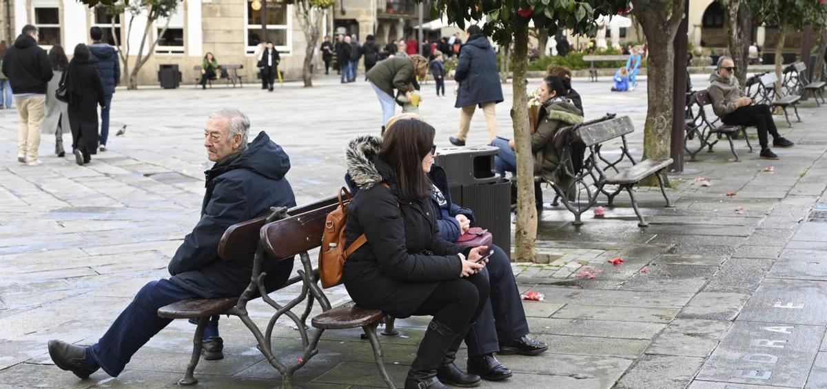 Vecinos de Pontevedra en la plaza de A Ferrería. | RAFA VÁZQUEZ