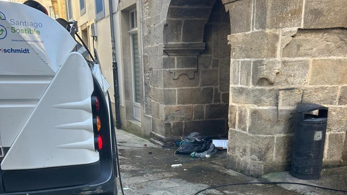 Los servicios de limpieza del Concello limpiando la zona escogida por el hombre este lunes