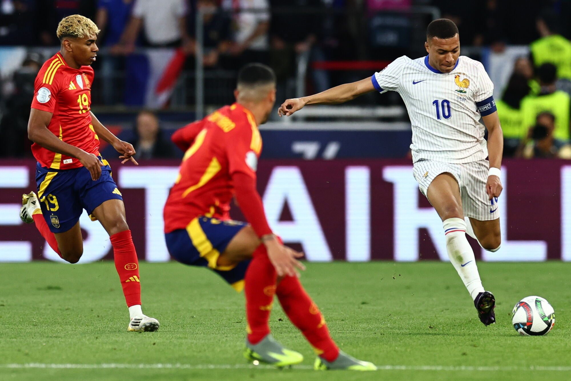 Stuttgart (Germany), 05/06/2025.- France's Kylian Mbappe (R) in action during the UEFA Nations League semi-final soccer match between Spain and France, in Stuttgart, Germany, 05 June 2025. (Francia, Alemania, España) EFE/EPA/ANNA SZILAGYI