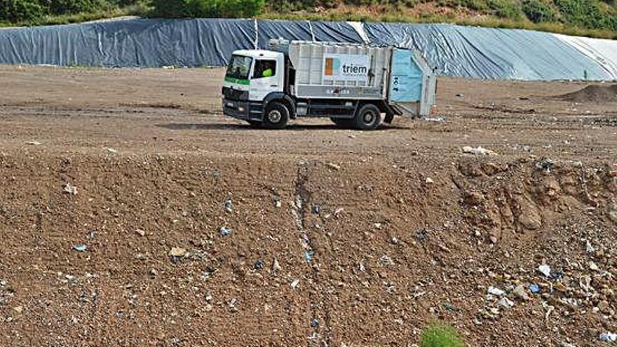 Camió abocant a l&#039;actual zona de deposició de Font Ollera