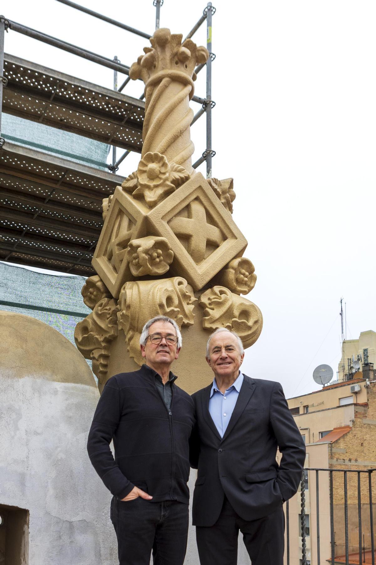 Prunés amb Francesc Santasusana, president de la comunitat de propietaris de la Buresa, davant d'un dels pinacles