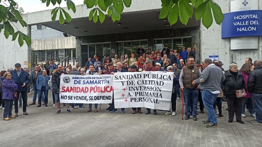 Los manifestantes concentrados a las puertas del Hospital Valle del Nalón. | LNE