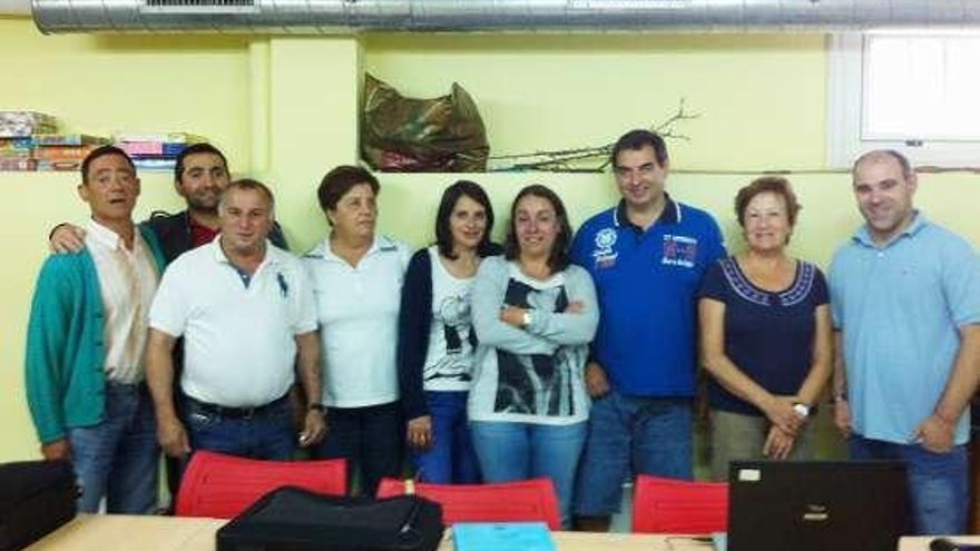 Participantes en el curso de informática recién clausurado.