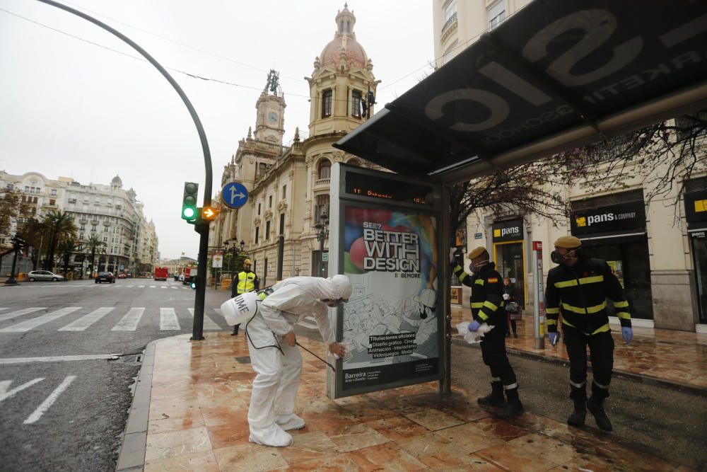 La UME desinfecta la plaza del Ayuntamiento de València por el coronavirus