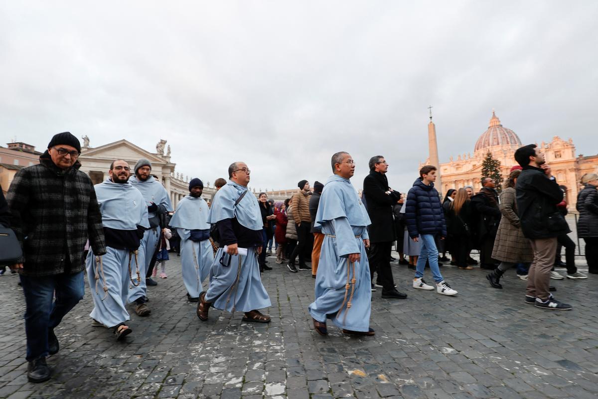 Vista general de la fila de fieles para ingresar a la Basílica de San Pedro para rendir homenaje al ex Papa Benedicto en el Vaticano, 2 de enero de 2023.