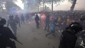 Los Mossos dEsquadra abren paso a los autobuses en Montjuïc.