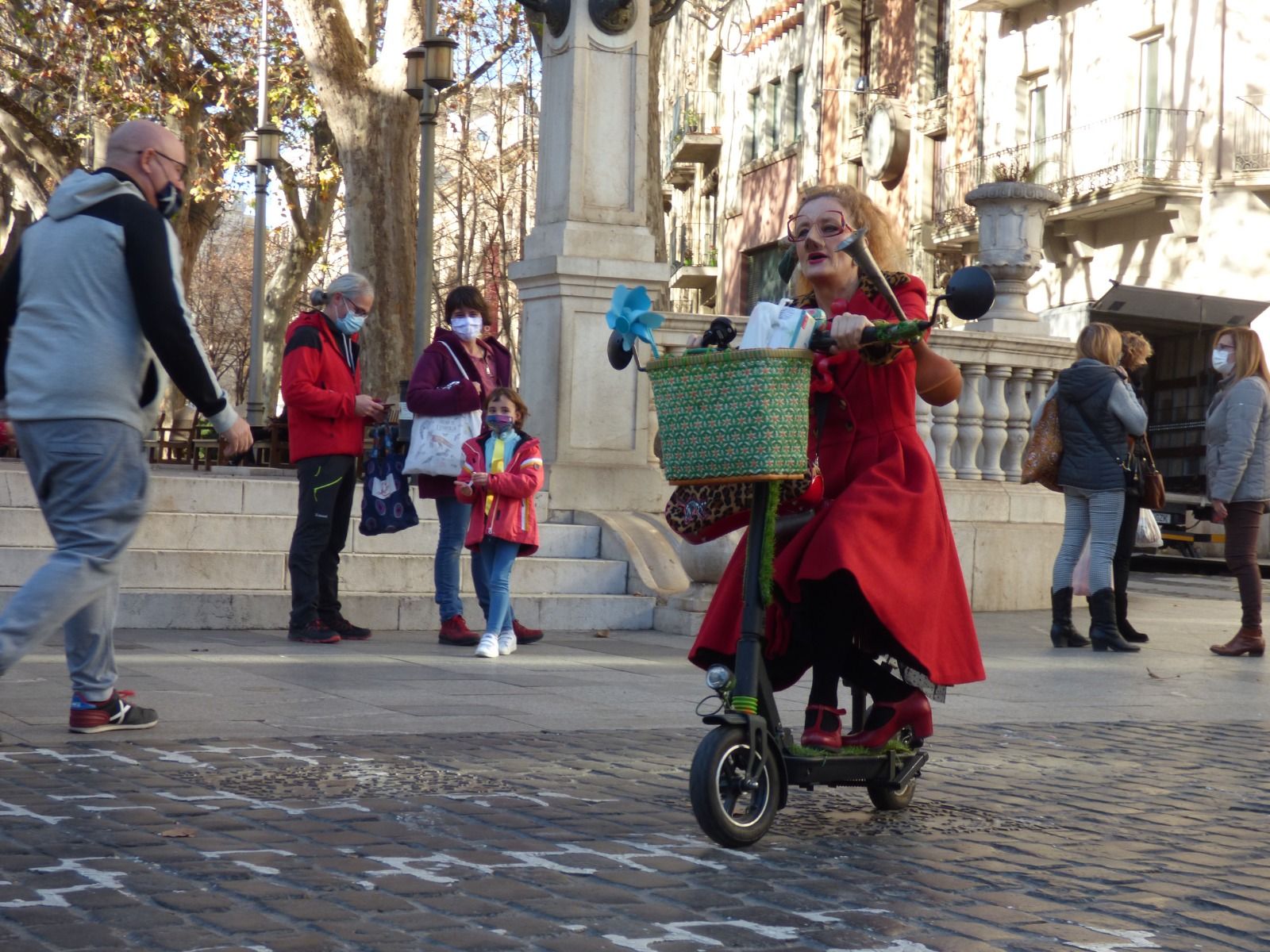 La Dona dels Nassos es passeja per Figueres per tancar l'any