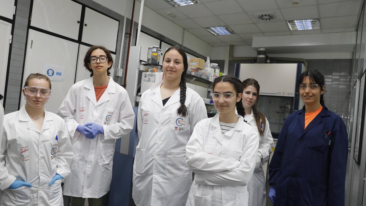 En primer término, por la izquierda, Rocío Bejeda, Lucas Céspedes, Miriam Martínez y Aitana Molina, con María González y Lucía Quintana, detrás, posan en uno de los laboratorios del Incar.