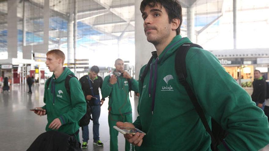 Carlos Suárez, en primer término, en el aeropuerto de Málaga, antes de un viaje.