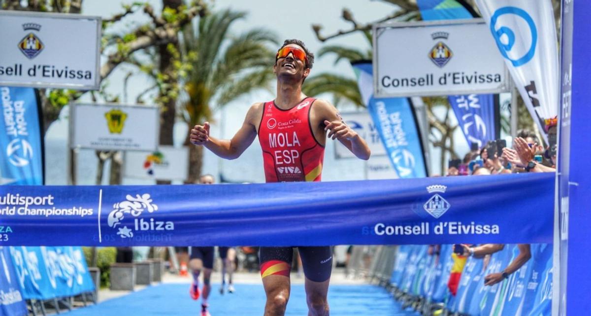 Mario Mola llega a la meta en primera posición tras imponerse en el sprint al dúo francés, ayer en la meta del duatlón ubicada en Santa Eulària. | FOTOS: FETRI