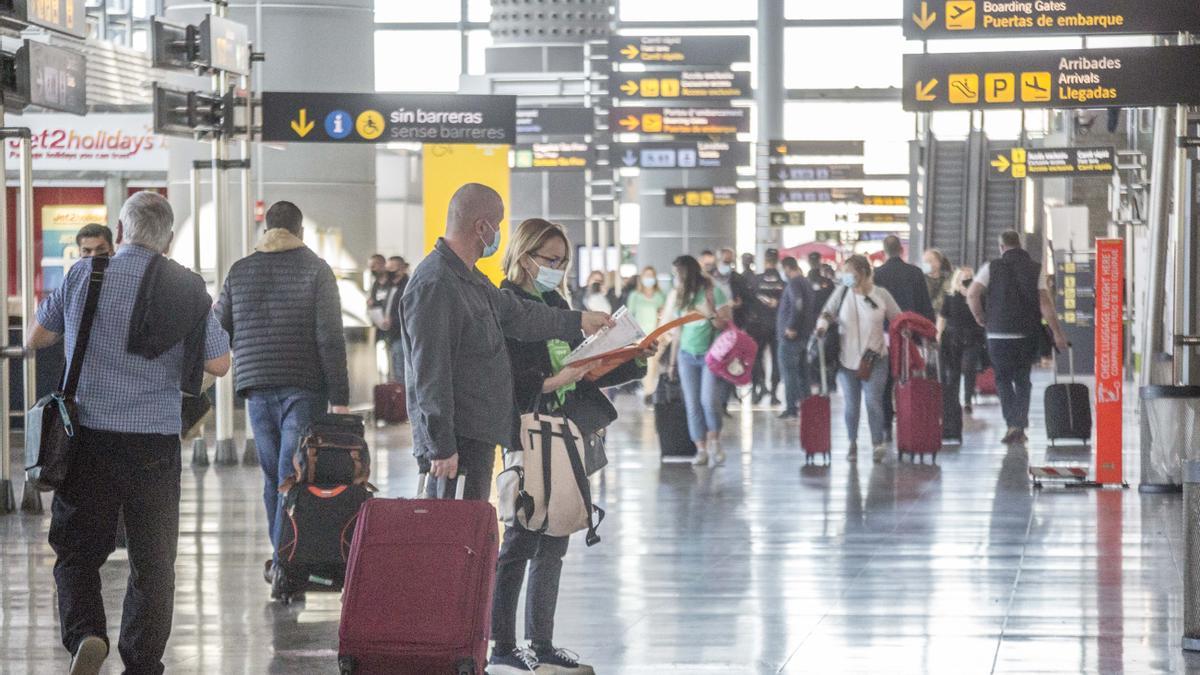 Turistas en el aeropuerto de Alicante-Elche.