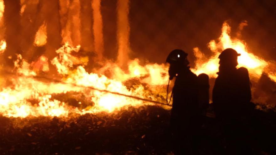 Incendio de gran magnitud en una fábrica de La Marina