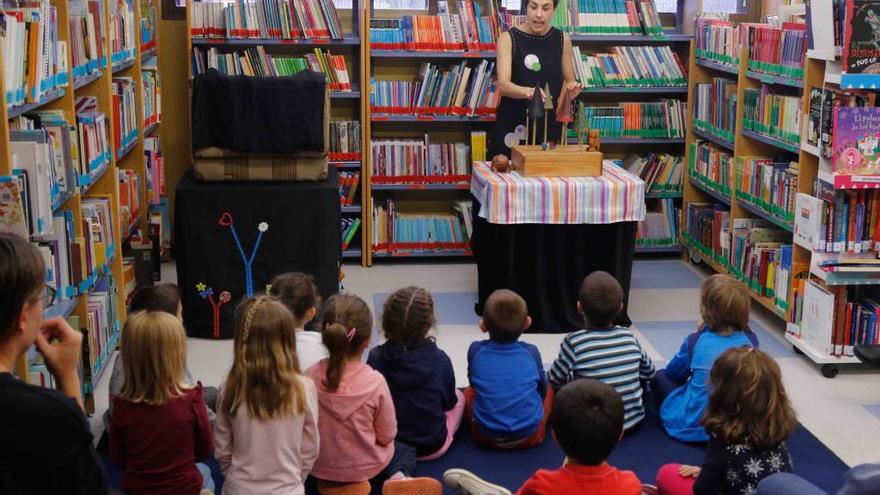 Sesión de cuentacuentos en una biblioteca municipal de Zamora.