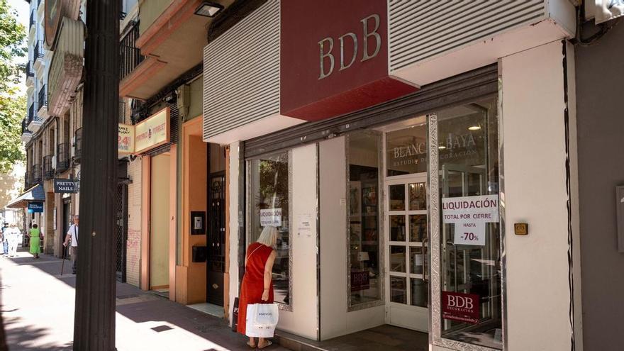 Nuevo cierre de un negocio de decoración en el centro de Zaragoza: "Las tiendas pequeñas vamos a caer todas"