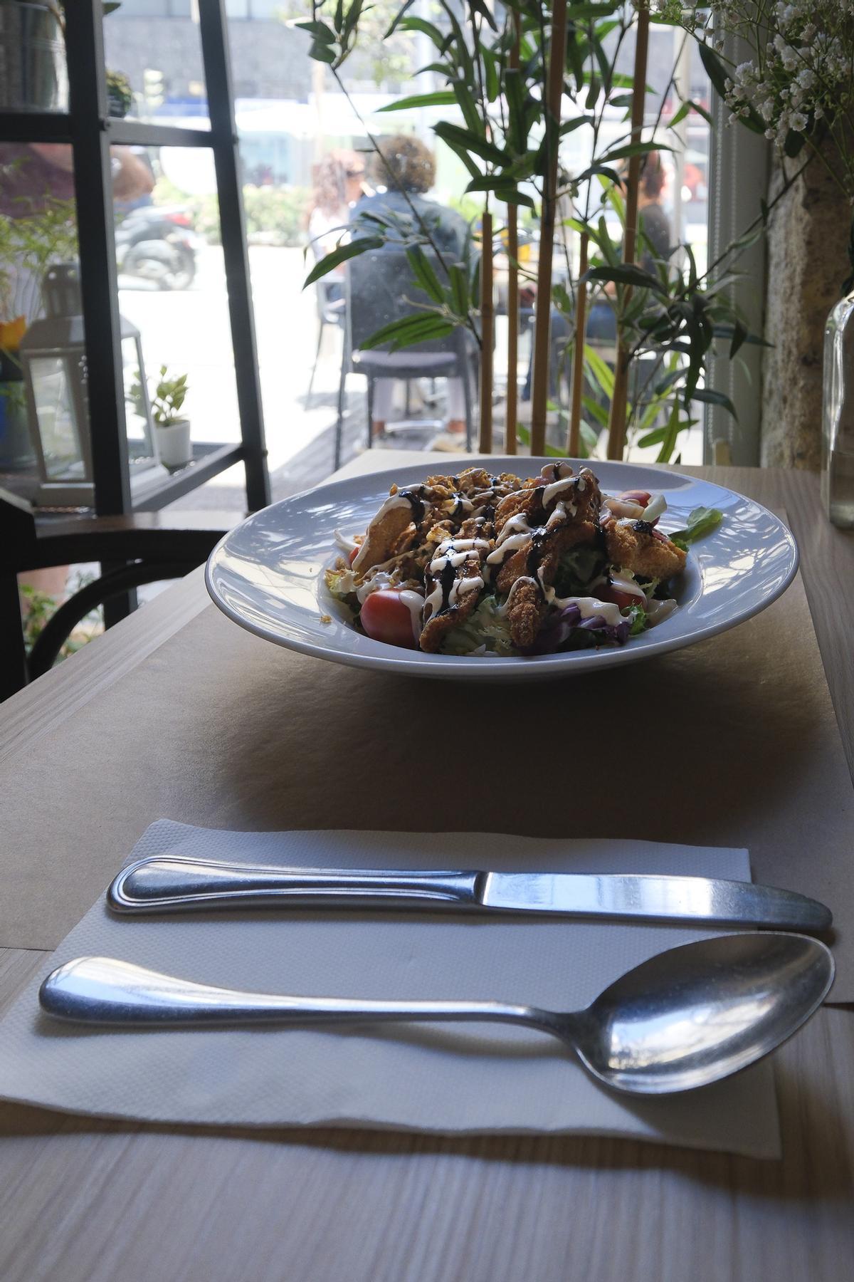 Plato de ensalada en el 'Magenta Art & Coffee'.