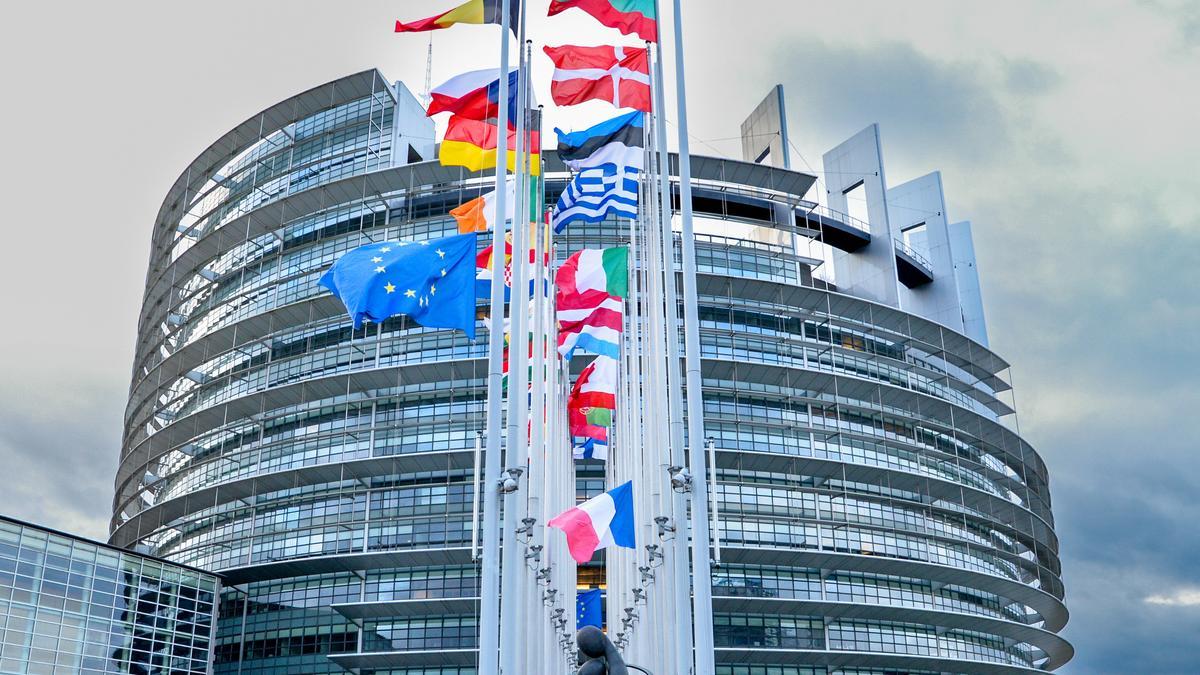 Archivo - Banderas frente a la sede del Parlamento Europeo en Estrasburgo