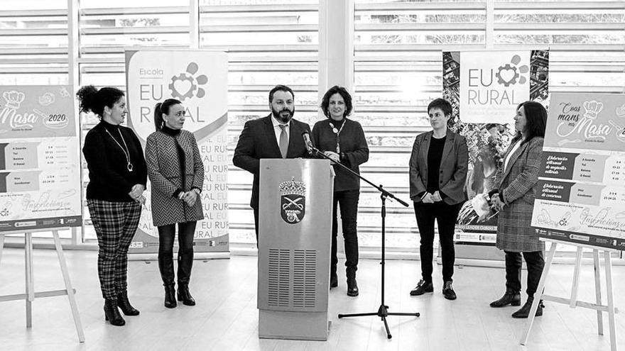 La presentación de &quot;Coas mans na masa&quot; tuvo lugar en el auditorio de Gondomar. // D.P.