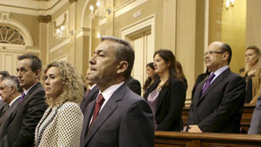 El Gobierno y el resto de la Cámara guardan un minuto de silencio por la muerte de Carmelo Artiles. i EFE