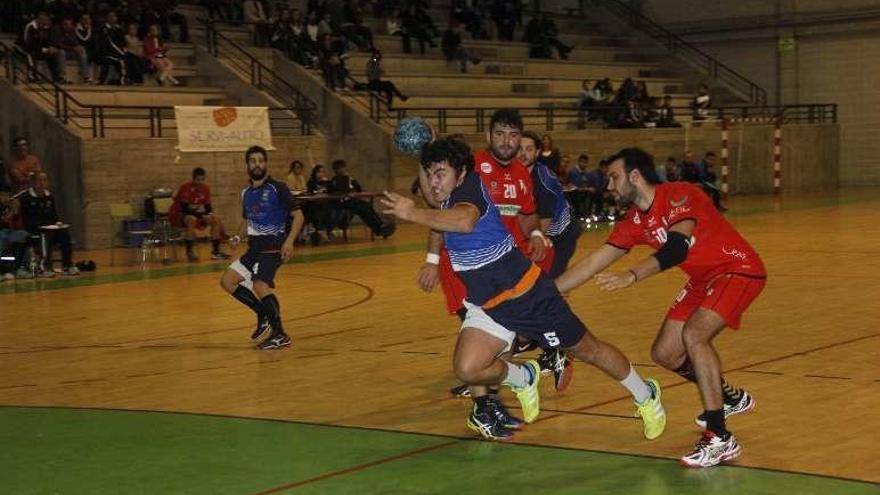 David Iglesias Freire en una acción del partido de ayer. // Santos Álvarez