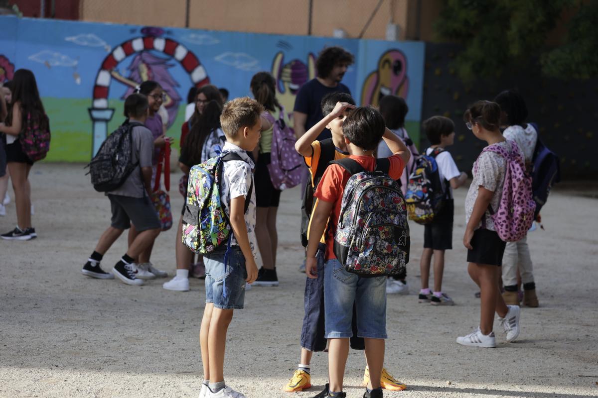 Los alumnos vuelven a las aulas en el colegio Josep Carner de Badalona