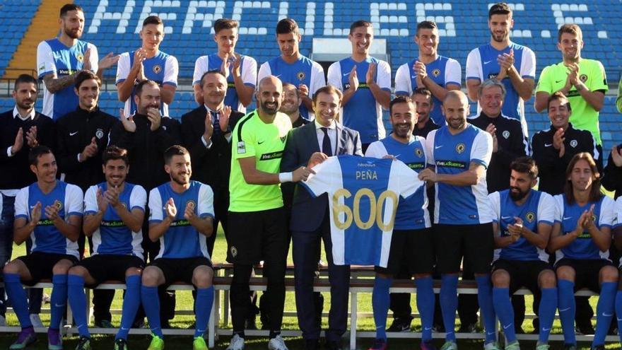 Peña recibe emocionado el homenaje de compañeros y club por sus 600 partidos